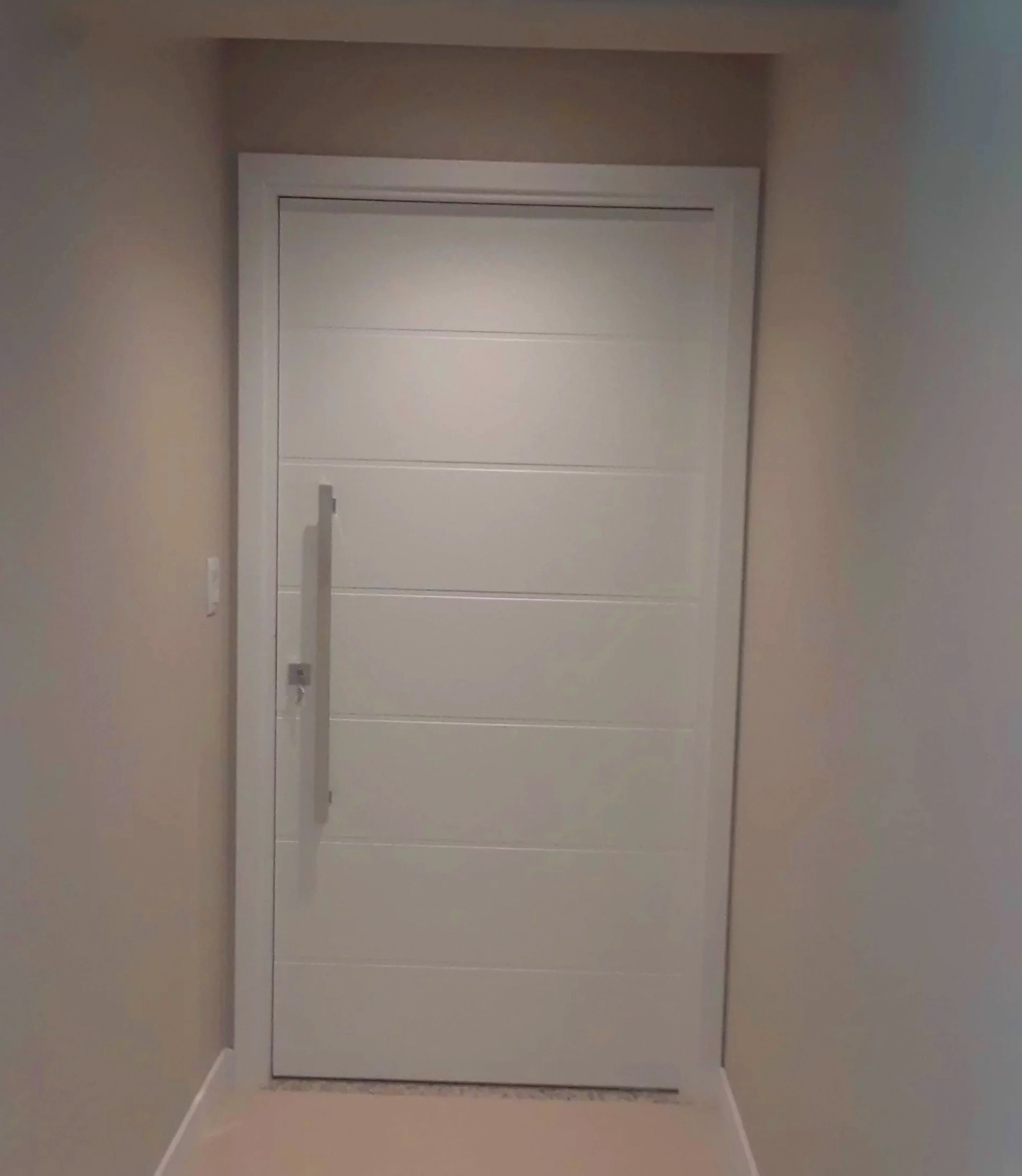 Porta acústica em madeira instalada