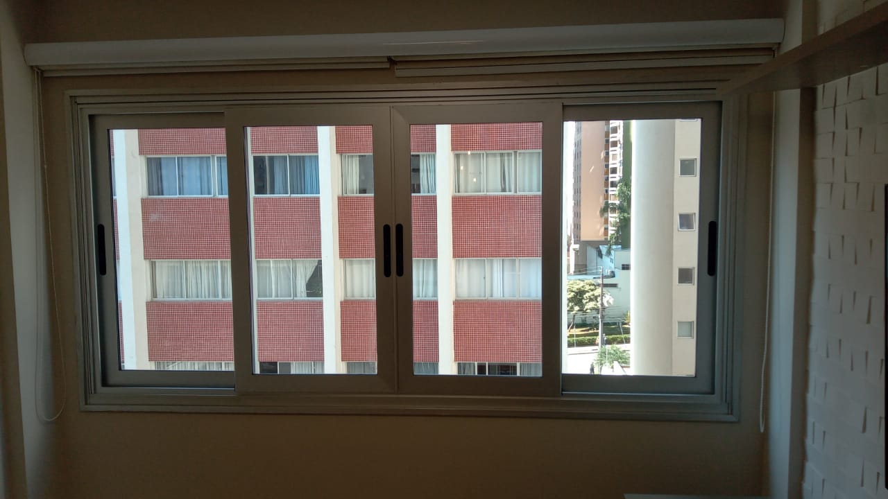 Porta acústica com visor