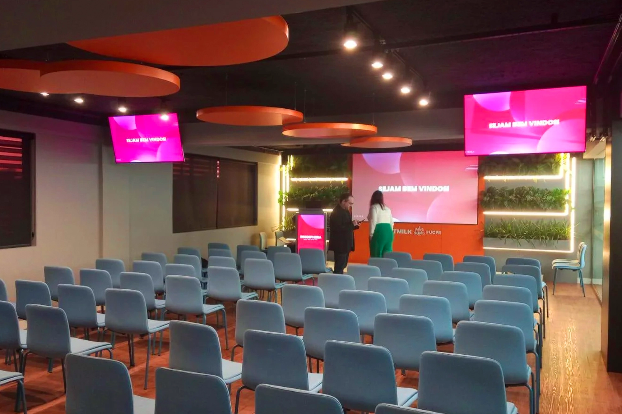 Auditório com tratamento acústico e nuvens fonoabsorvedoras