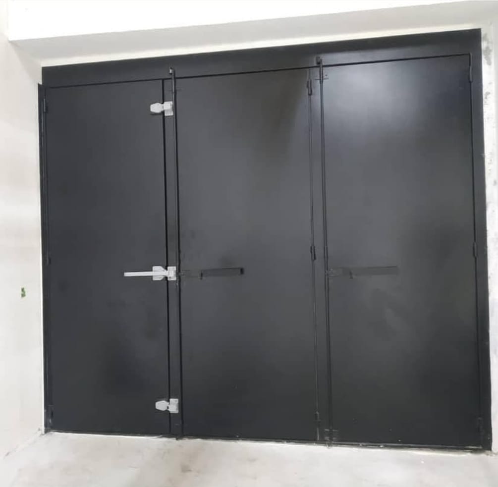 Detalhe da vedação da porta acústica metálica