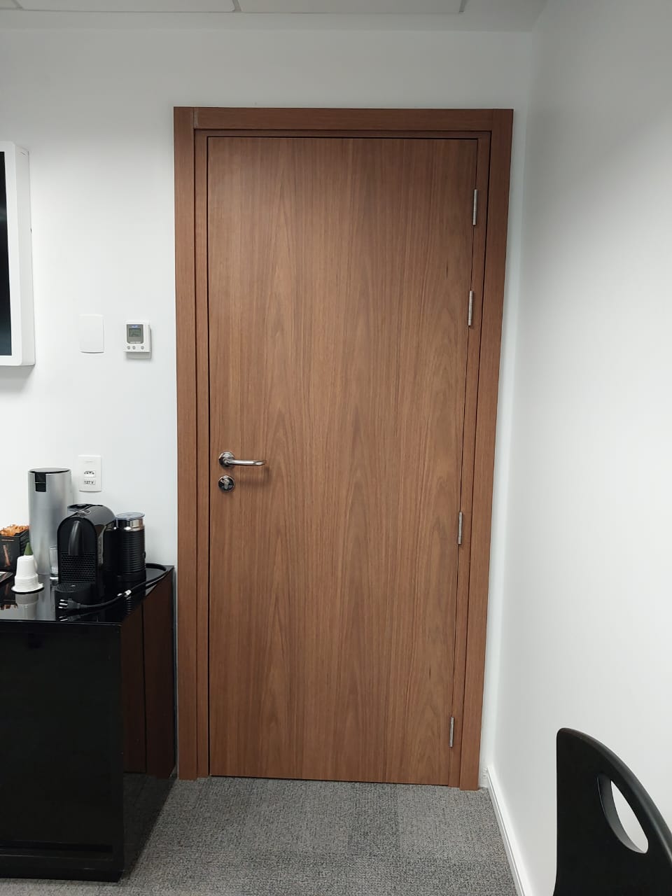 Porta acústica em madeira com duplo vedaportas