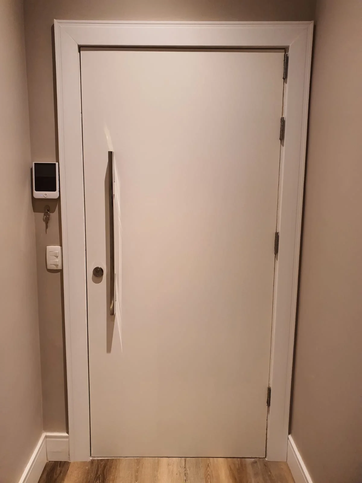 Porta acústica em madeira com acabamento branco