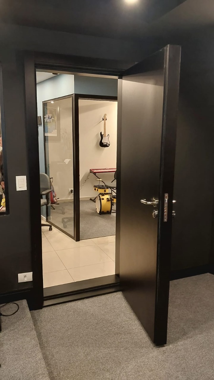 Porta acústica com acabamento personalizado