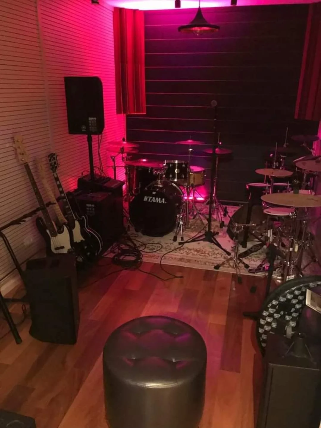 Parede com revestimento acústico fonoabsorvedor