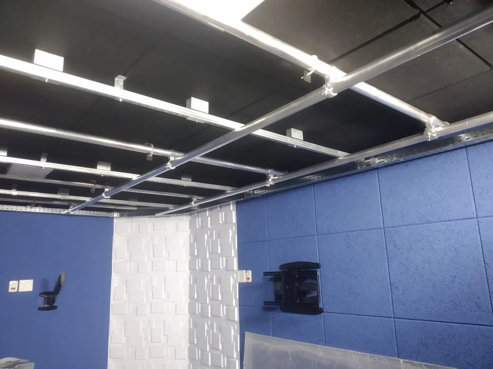 Revestimento acústico aplicado em teto e paredes