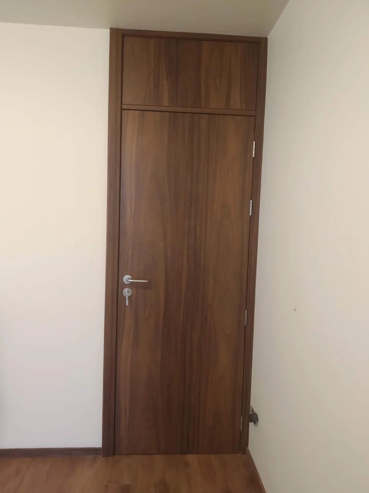 Porta acústica em madeira padronizada com o mobiliário