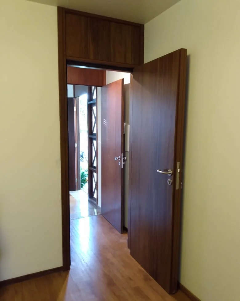 Porta acústica em madeira com visor