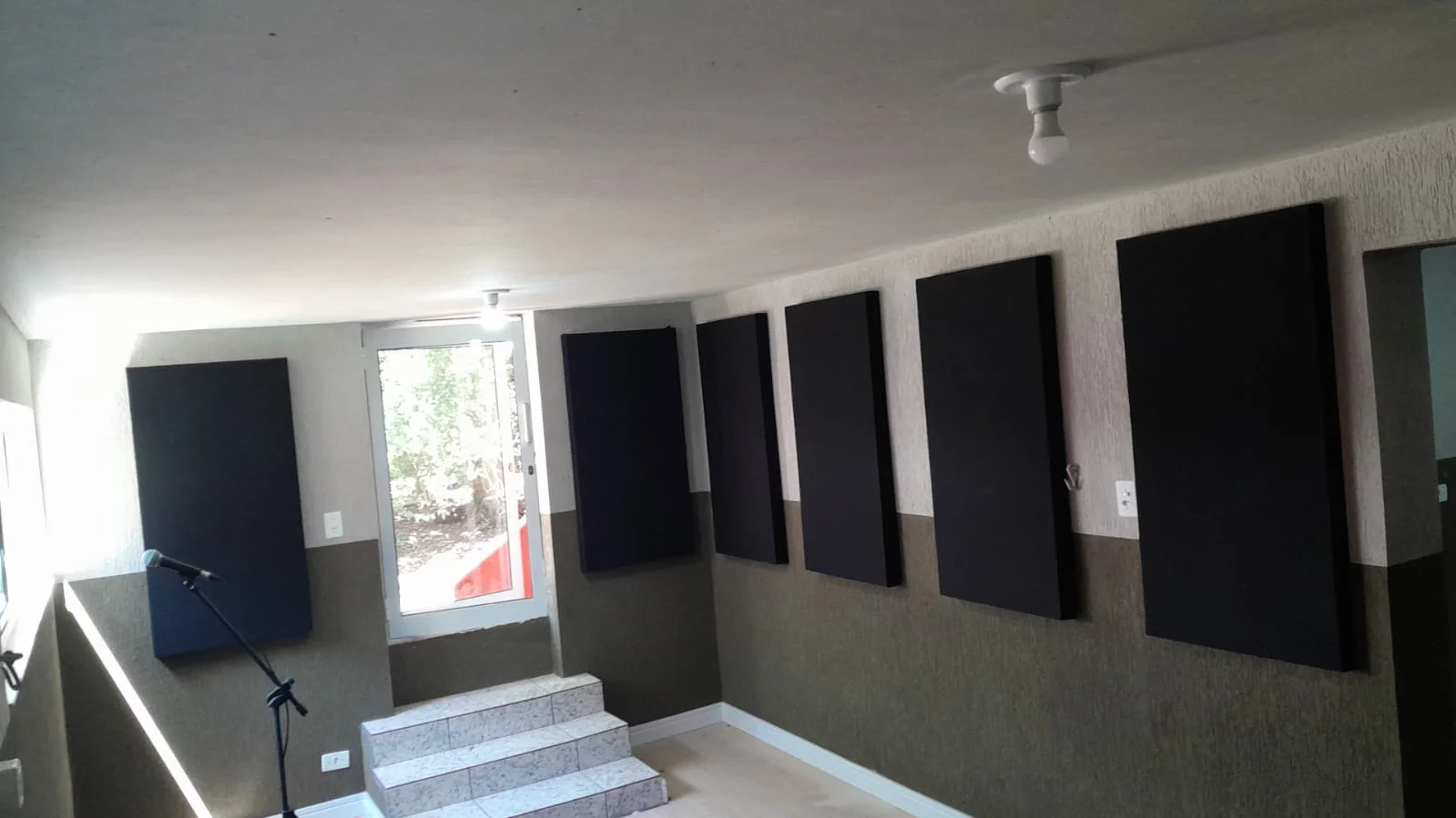 Revestimento acústico incombustível em ambiente corporativo