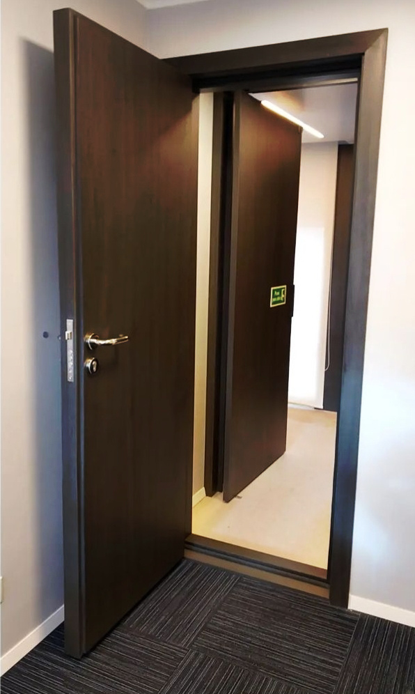 Porta acústica em consultório