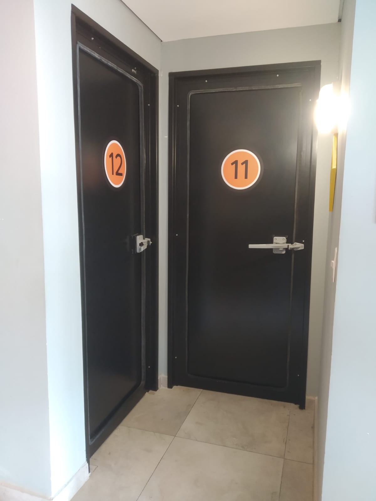 Porta acústica metálica de duas folhas