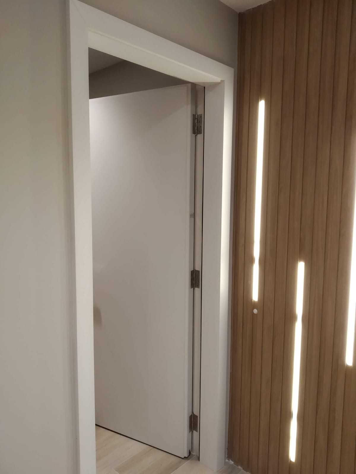 Detalhe do caixilho da porta acústica em madeira