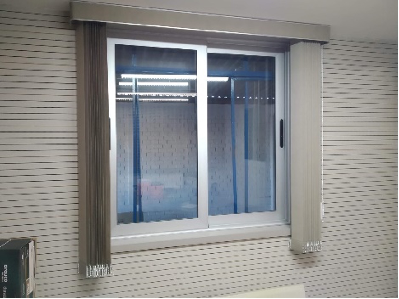 Detalhe da esquadria da janela acústica